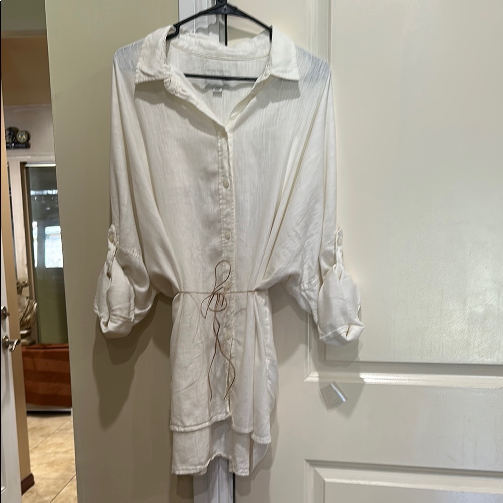 American Eagle Outfitters White Blouse super confortable and soft.